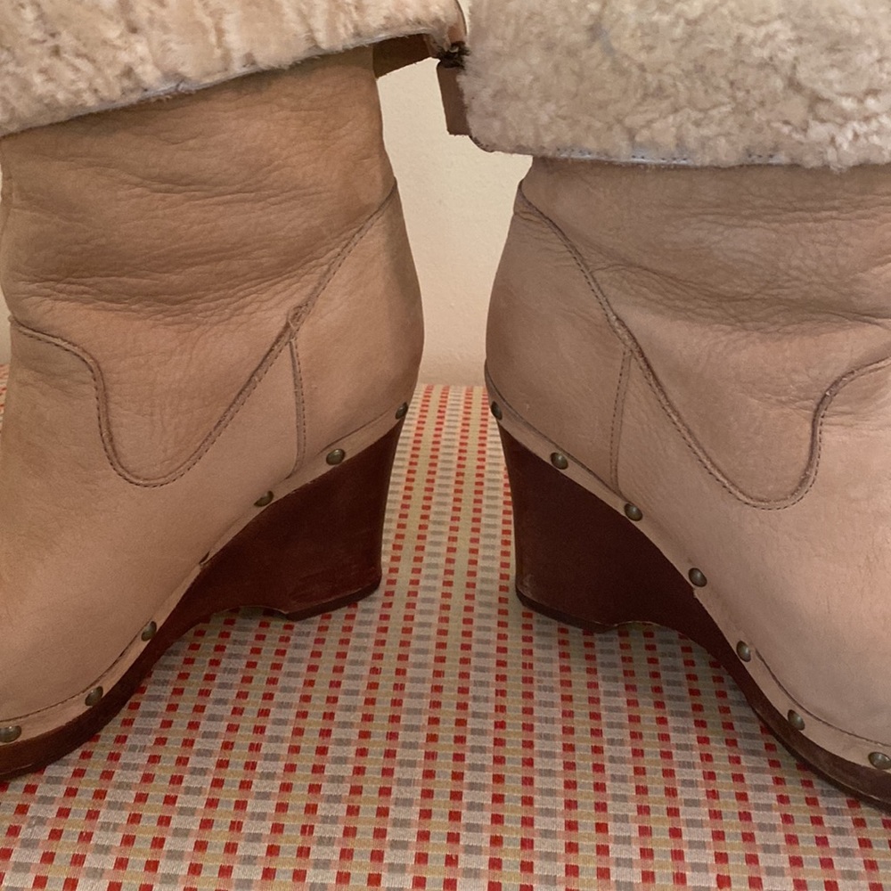 UGG  Tan Suede Heeled Booties With Sherpa Lining Women’s Size 6 - Picture 9 of 11